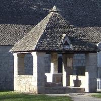 Croix couverte de l'ancien cimetière - Calvaire et enclos paroissiaux à Bassignac-le-Haut