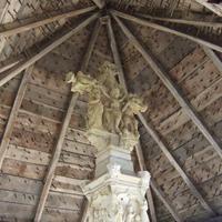 Croix couverte de l'ancien cimetière - Calvaire et enclos paroissiaux à Bassignac-le-Haut